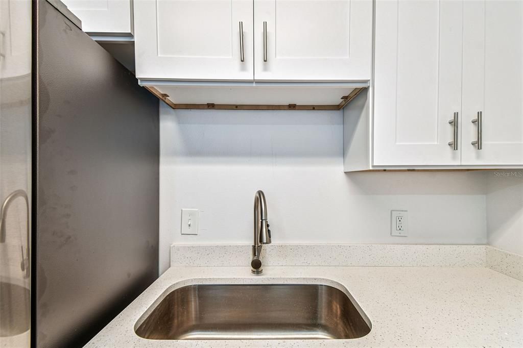 合同活跃: $1,325 (1 贝兹, 1 浴室, 760 平方英尺)