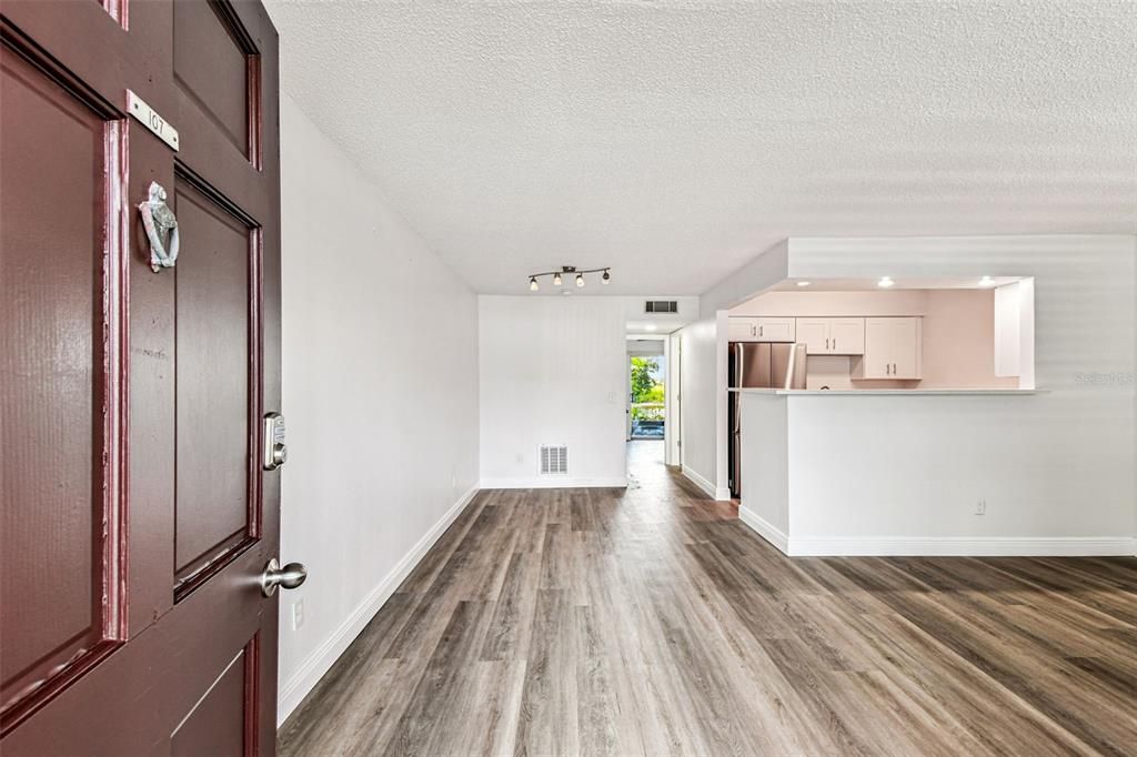 合同活跃: $1,325 (1 贝兹, 1 浴室, 760 平方英尺)