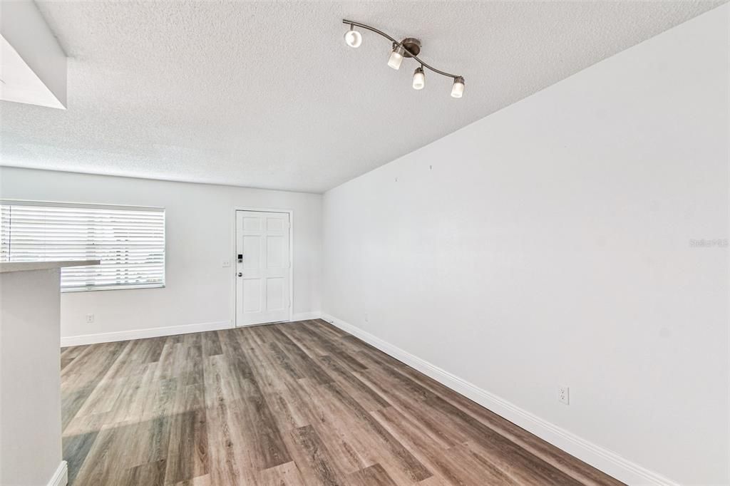 合同活跃: $1,325 (1 贝兹, 1 浴室, 760 平方英尺)