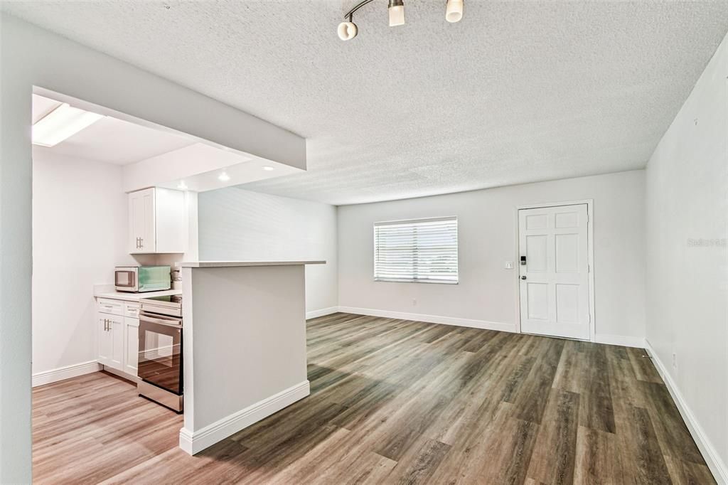 合同活跃: $1,325 (1 贝兹, 1 浴室, 760 平方英尺)