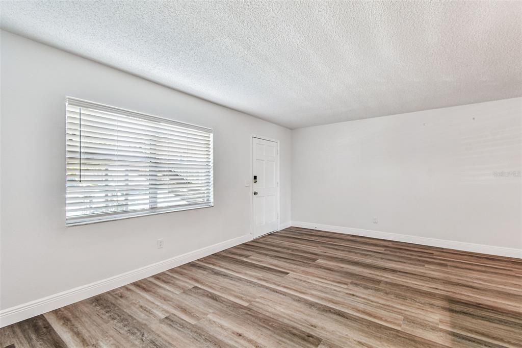 合同活跃: $1,325 (1 贝兹, 1 浴室, 760 平方英尺)