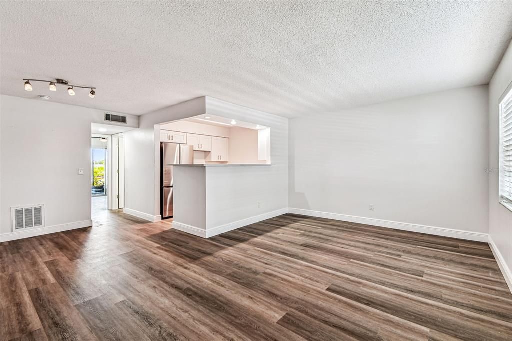 合同活跃: $1,325 (1 贝兹, 1 浴室, 760 平方英尺)