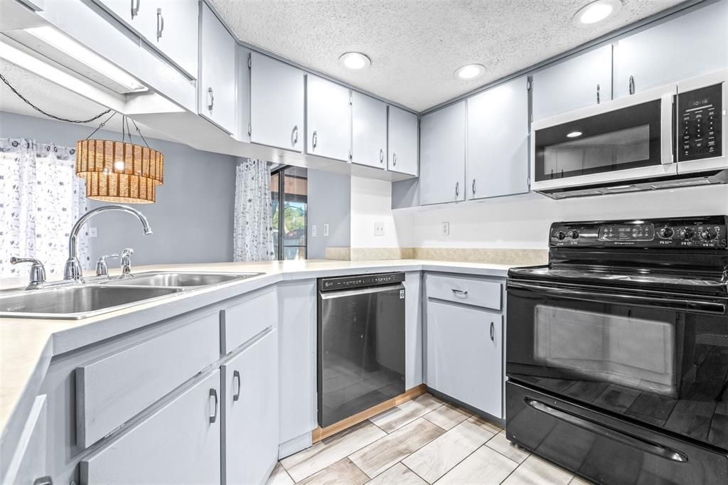 For Sale: $259,000 (3 beds, 2 baths, 1384 Square Feet)