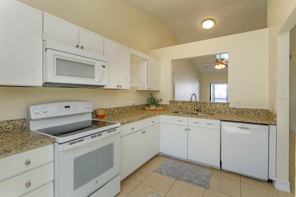 For Sale: $225,000 (2 beds, 2 baths, 914 Square Feet)