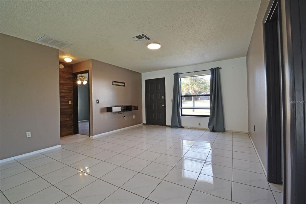 For Sale: $270,000 (2 beds, 2 baths, 1116 Square Feet)