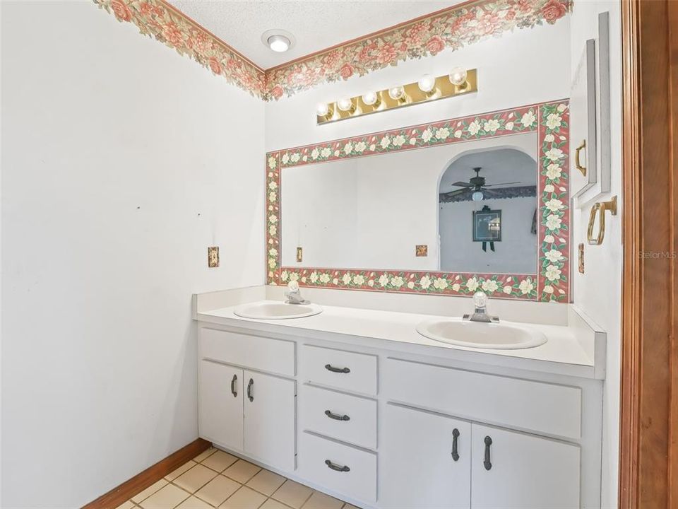 For Sale: $337,900 (3 beds, 2 baths, 1778 Square Feet)