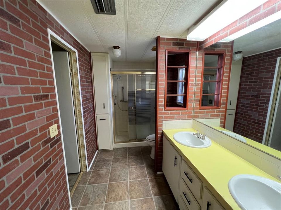 For Sale: $140,000 (2 beds, 2 baths, 1224 Square Feet)