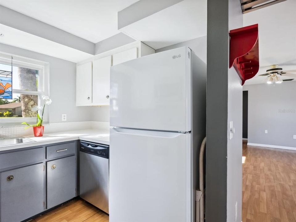 For Sale: $399,000 (2 beds, 2 baths, 1018 Square Feet)