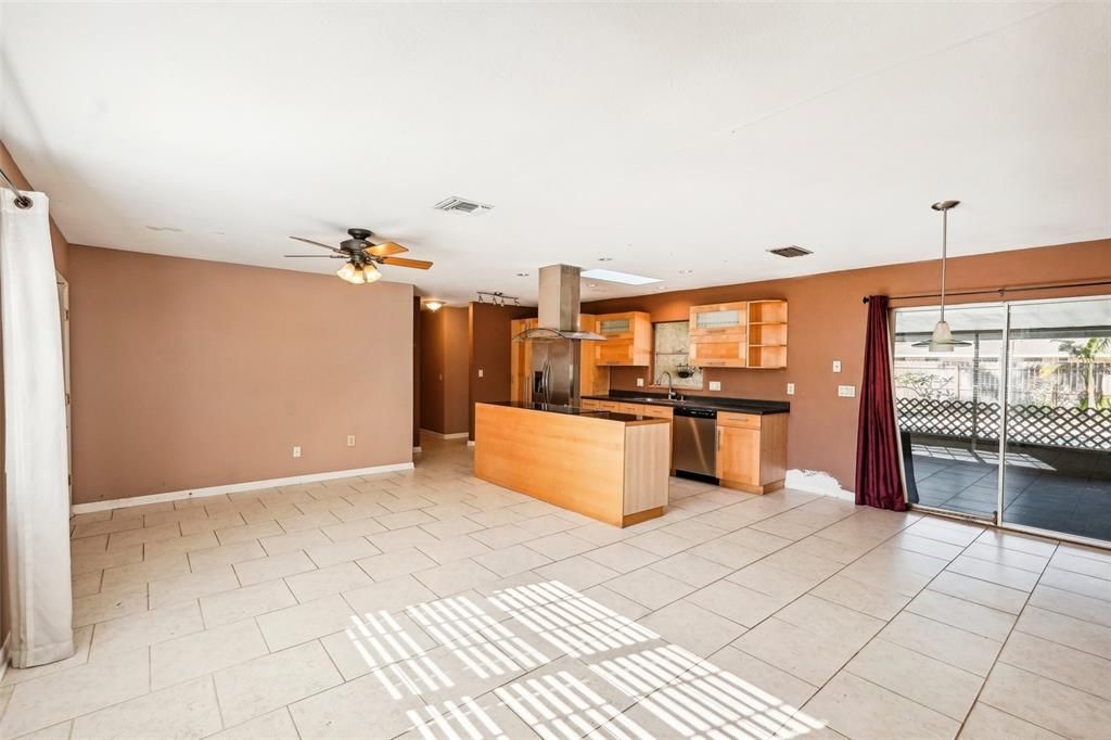 Active With Contract: $375,000 (4 beds, 2 baths, 1546 Square Feet)