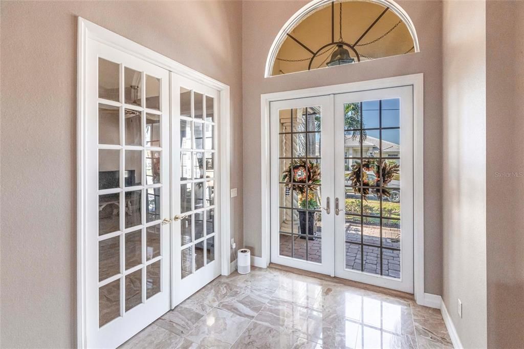 Foyer entrance highlighted by 10' ceilings