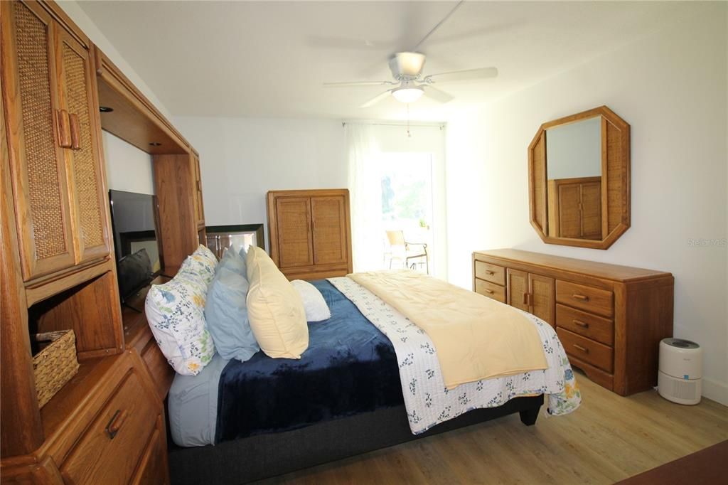 For Sale: $164,900 (1 beds, 1 baths, 745 Square Feet)