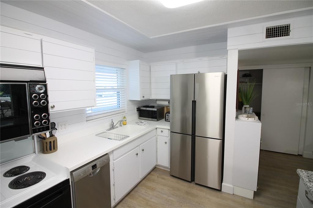 For Sale: $164,900 (1 beds, 1 baths, 745 Square Feet)