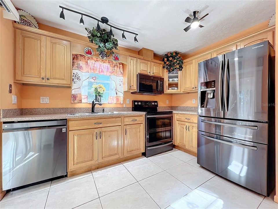 For Sale: $299,950 (2 beds, 2 baths, 1040 Square Feet)