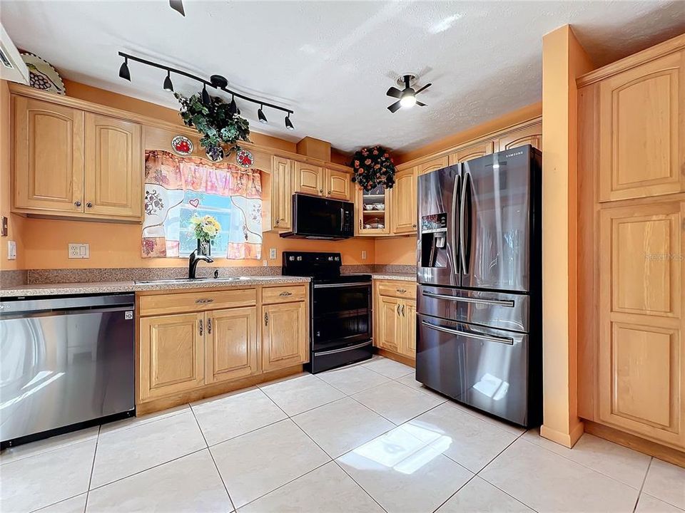 For Sale: $299,950 (2 beds, 2 baths, 1040 Square Feet)