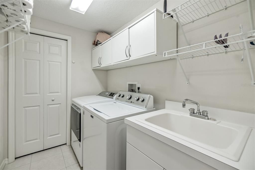 Laundry room w sink & storage