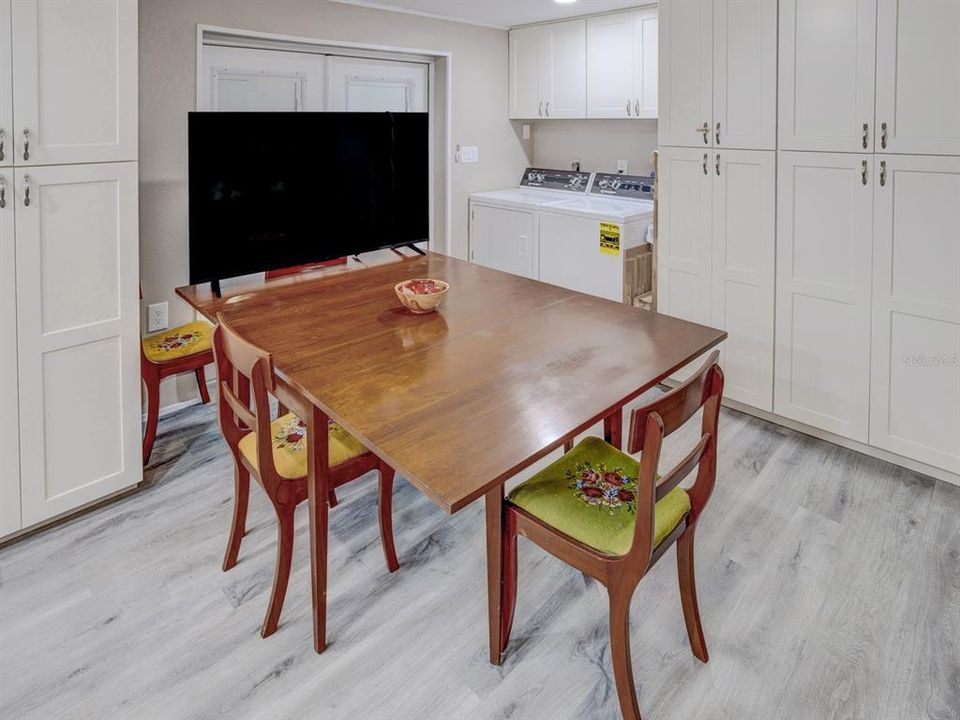 Eat in kitchen area with view of the inside washer and dryer.