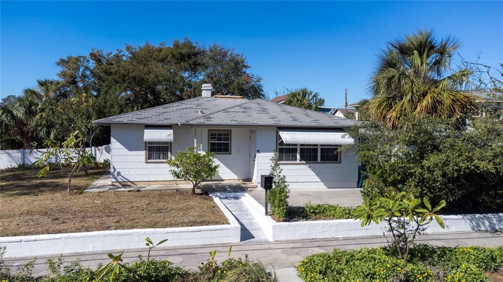 For Sale: $820,000 (4 beds, 2 baths, 944 Square Feet)