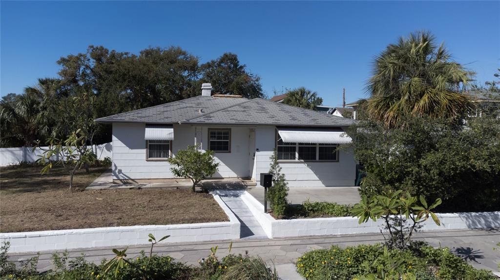 For Sale: $820,000 (4 beds, 2 baths, 944 Square Feet)