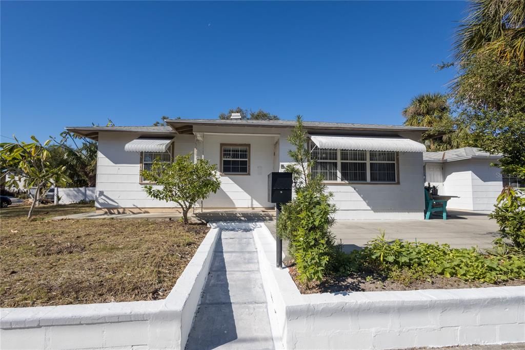 For Sale: $820,000 (4 beds, 2 baths, 944 Square Feet)