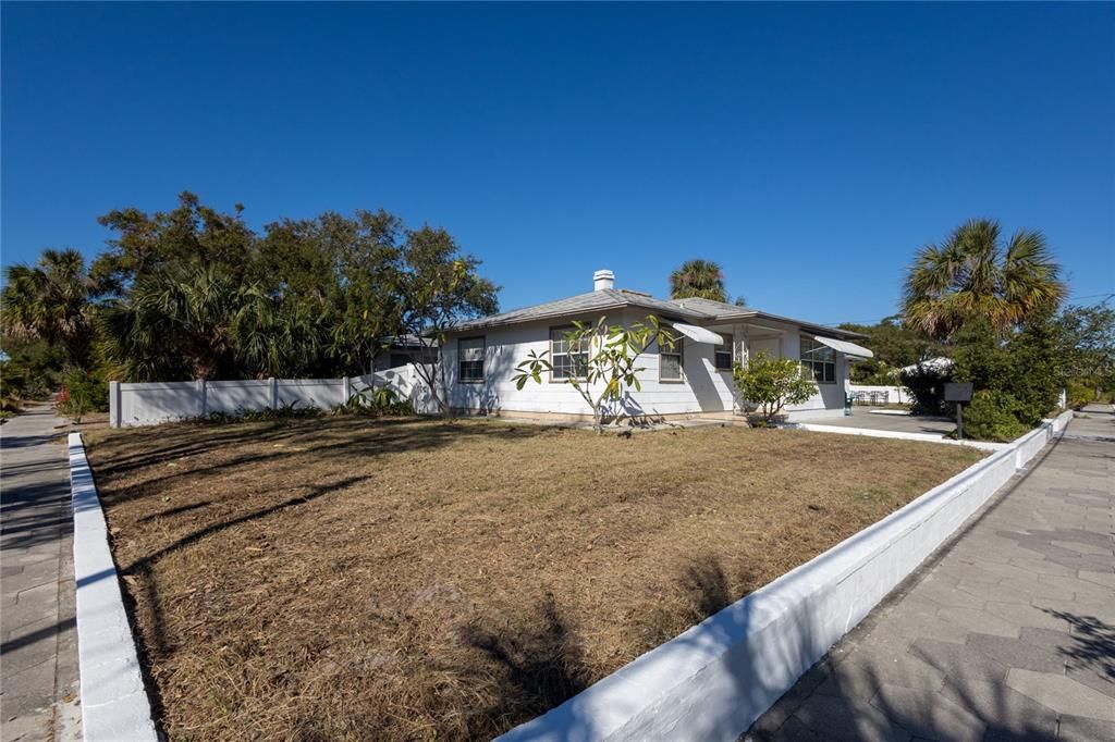 For Sale: $820,000 (4 beds, 2 baths, 944 Square Feet)