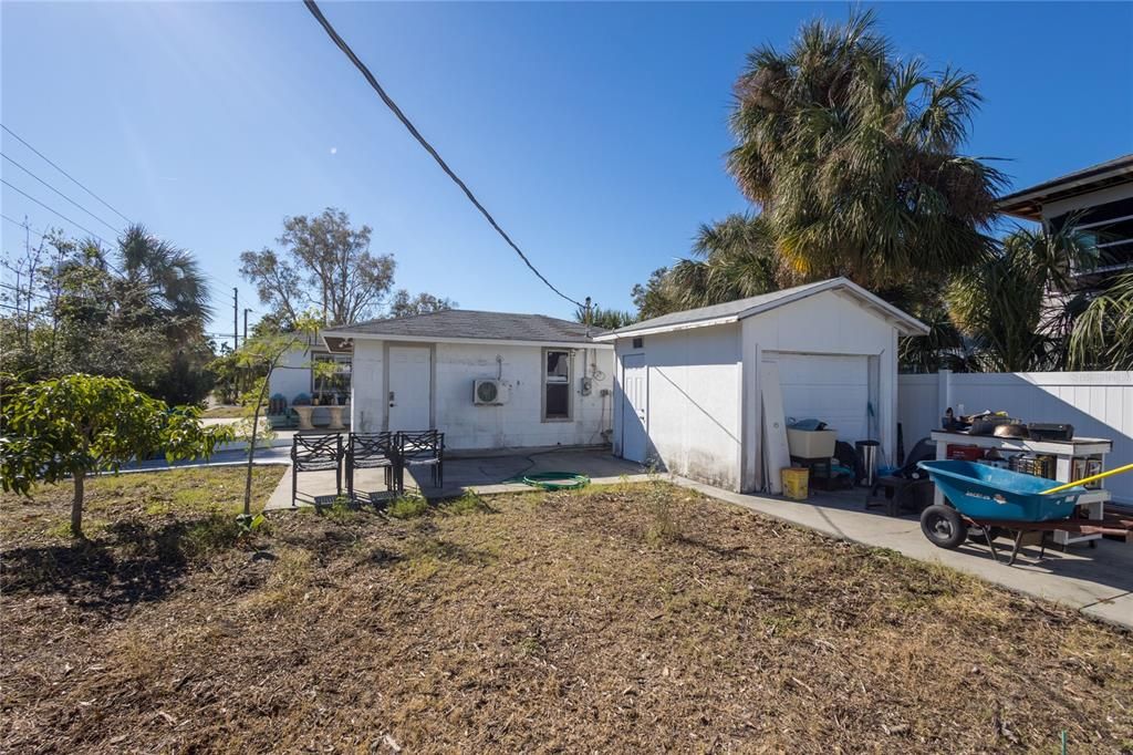 For Sale: $820,000 (4 beds, 2 baths, 944 Square Feet)