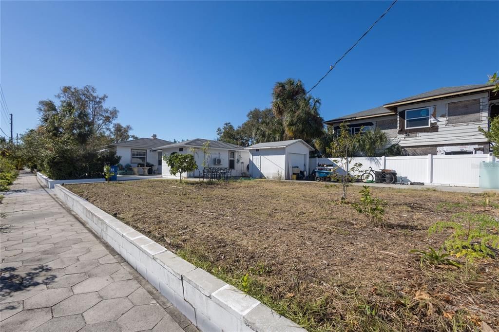 For Sale: $820,000 (4 beds, 2 baths, 944 Square Feet)