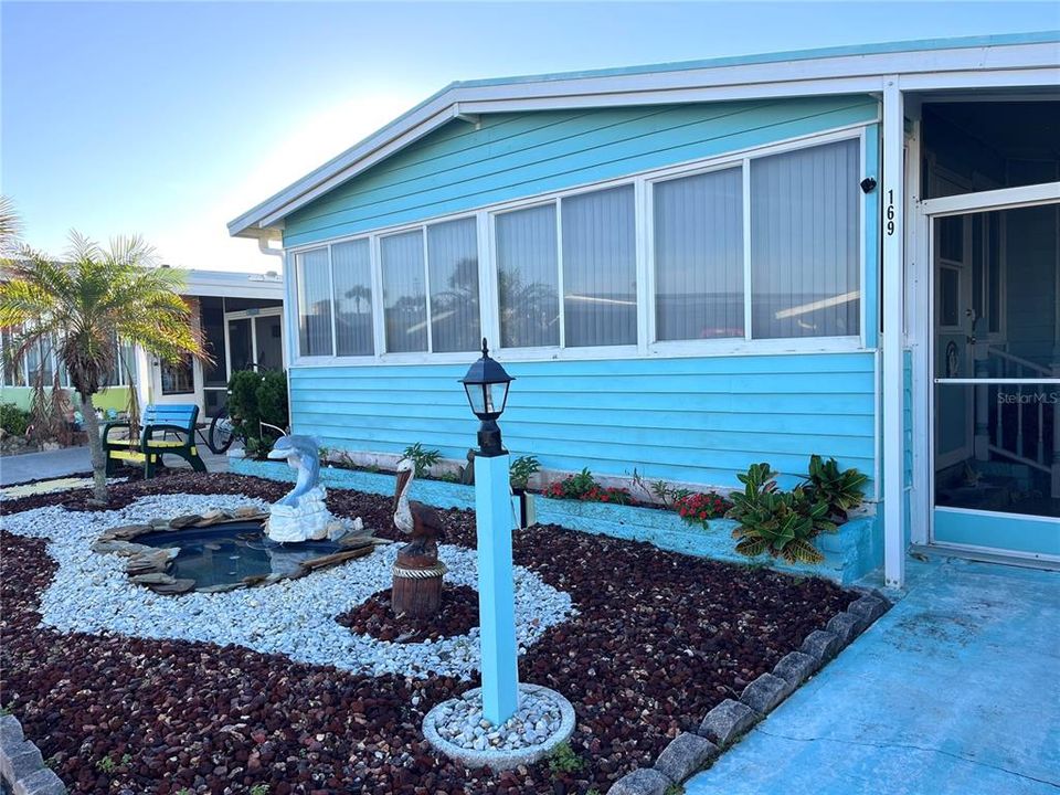 For Sale: $225,000 (2 beds, 2 baths, 1047 Square Feet)