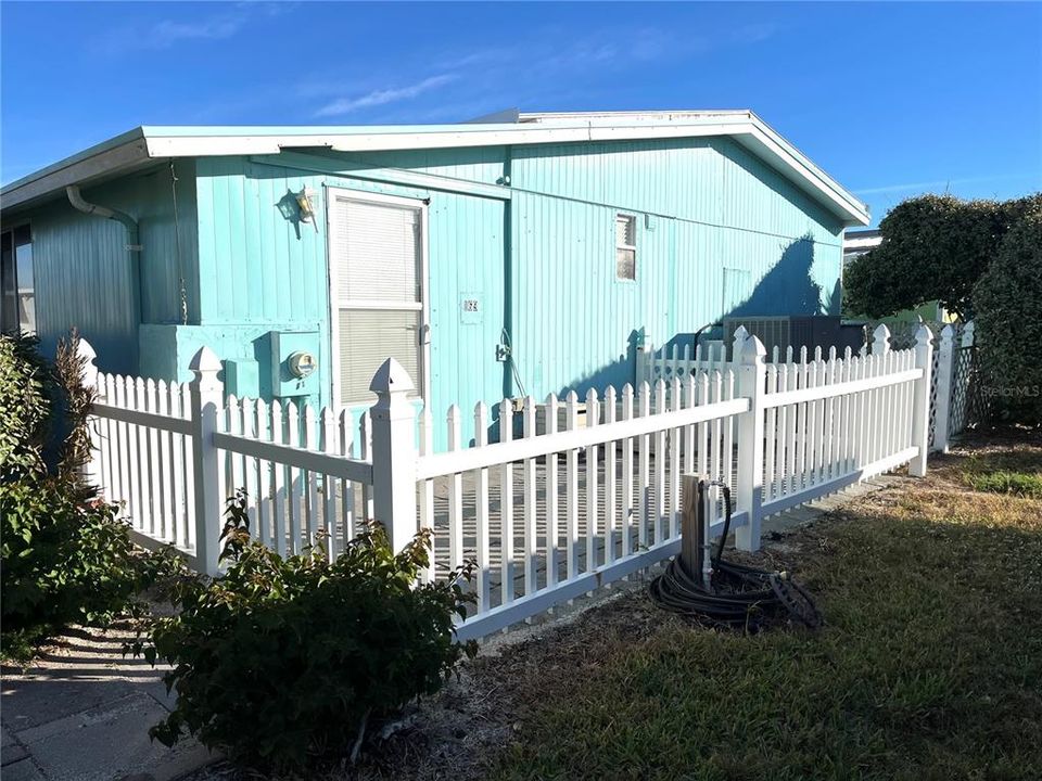 For Sale: $225,000 (2 beds, 2 baths, 1047 Square Feet)