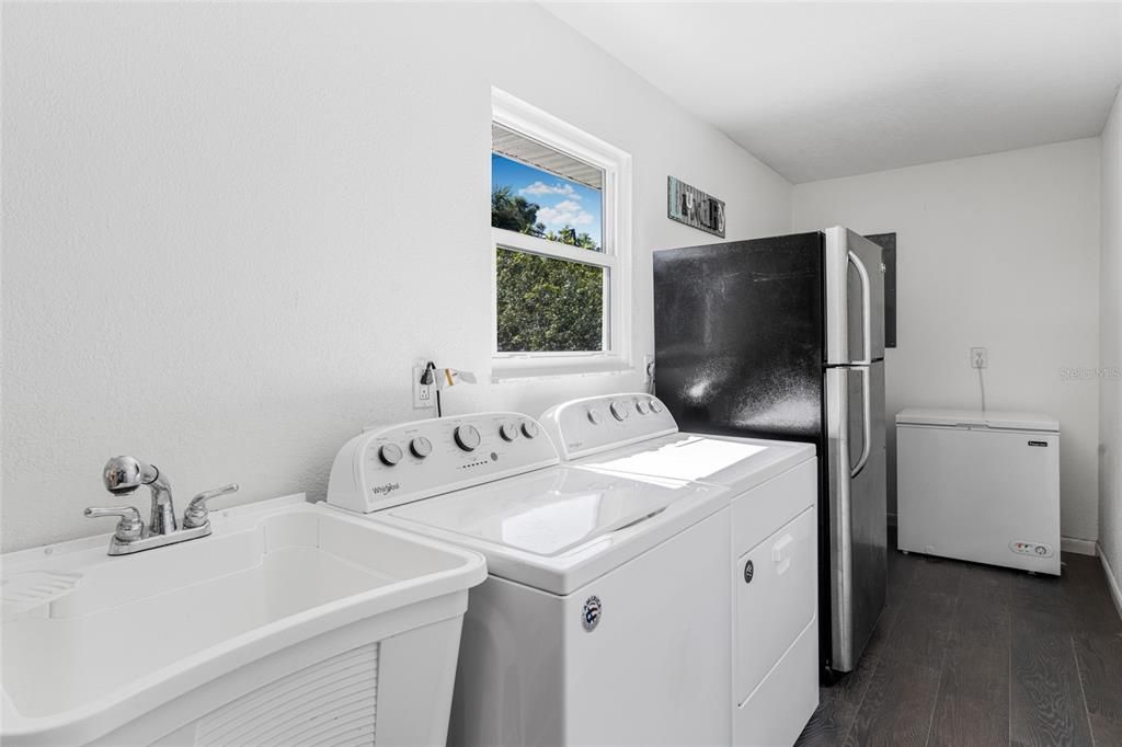 For Sale: $399,900 (2 beds, 2 baths, 1190 Square Feet)