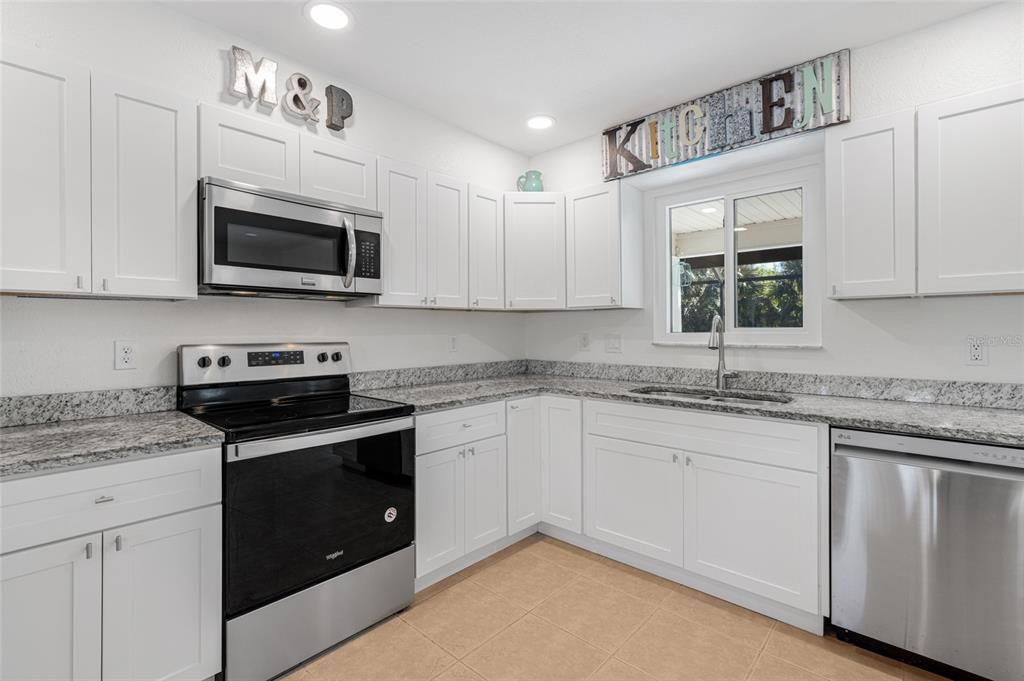 For Sale: $399,900 (2 beds, 2 baths, 1190 Square Feet)