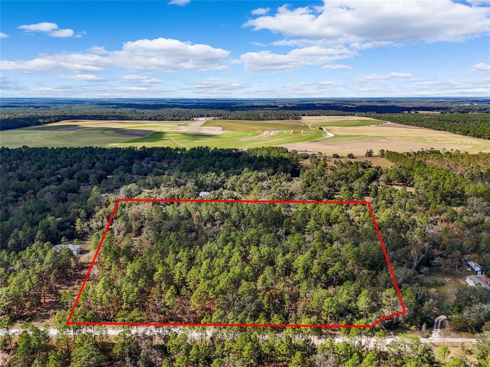 На продажу: $169,900 (9.57 acres)