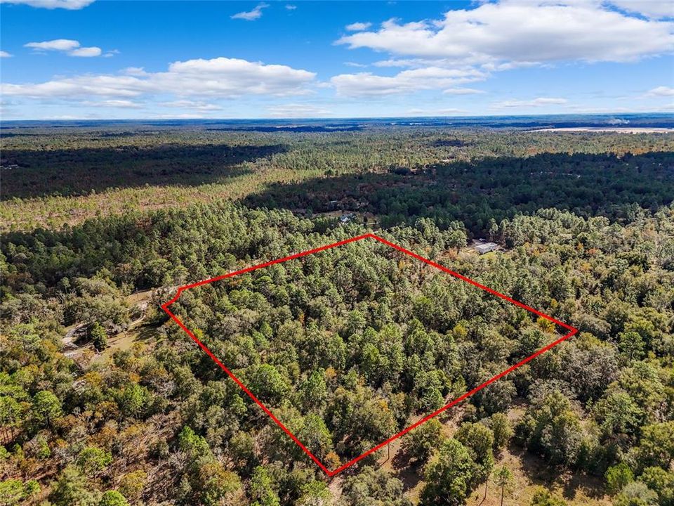 На продажу: $169,900 (9.57 acres)