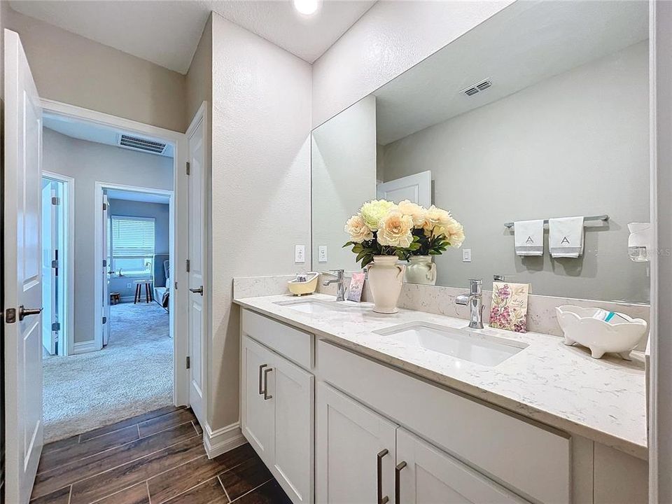 Upstairs hallway bathroom4