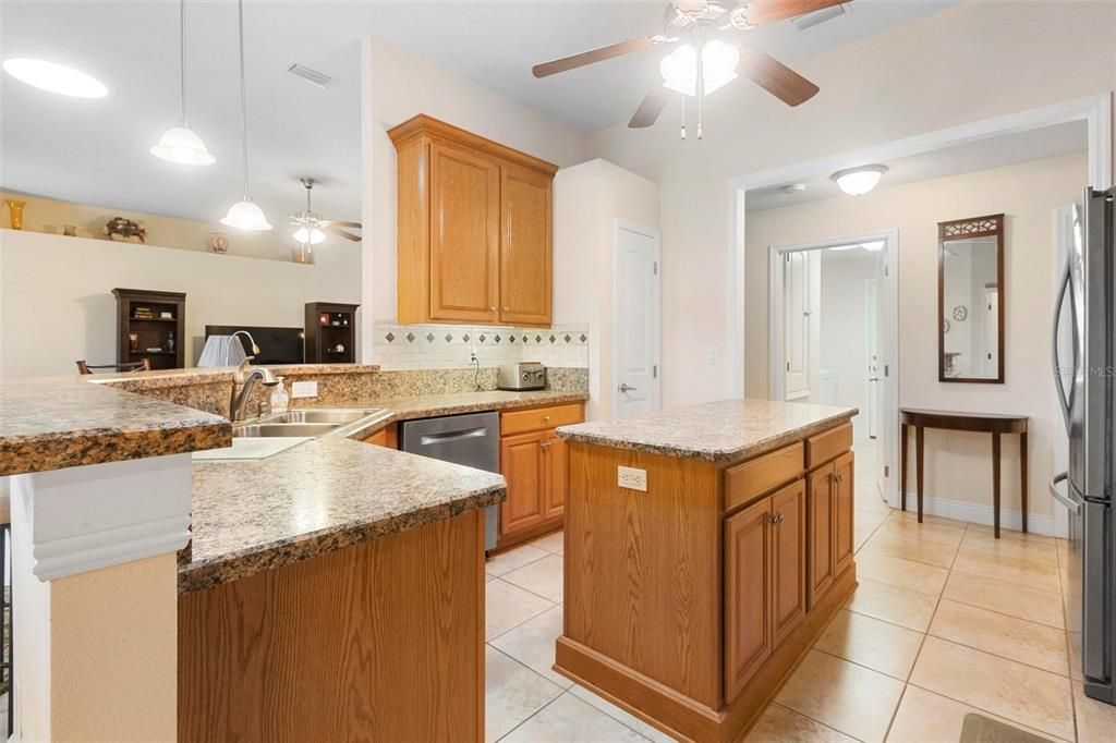 42" cabinets offer plenty of storage. Undercabinet sliders not shown.