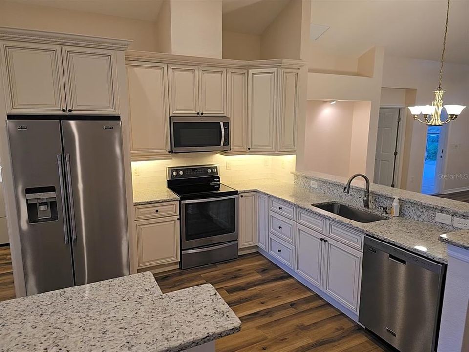 For Sale: $349,000 (2 beds, 2 baths, 1848 Square Feet)