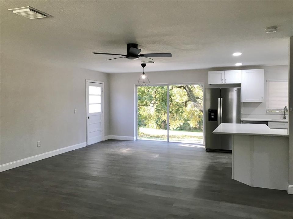 Living room/dining/kitchen