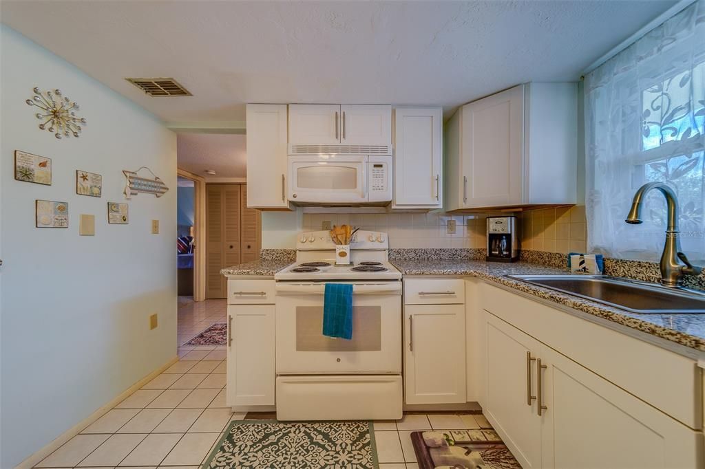 For Sale: $145,000 (1 beds, 1 baths, 1018 Square Feet)