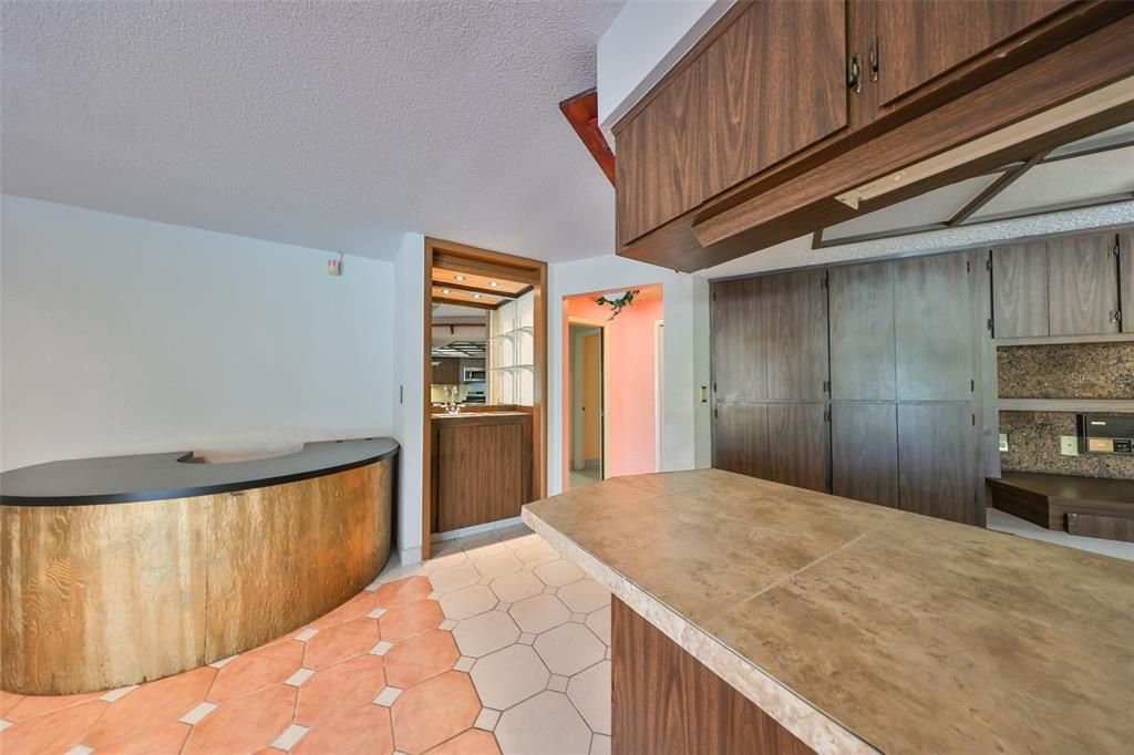 Activo con contrato: $699,000 (4 camas, 3 baños, 2686 Pies cuadrados)