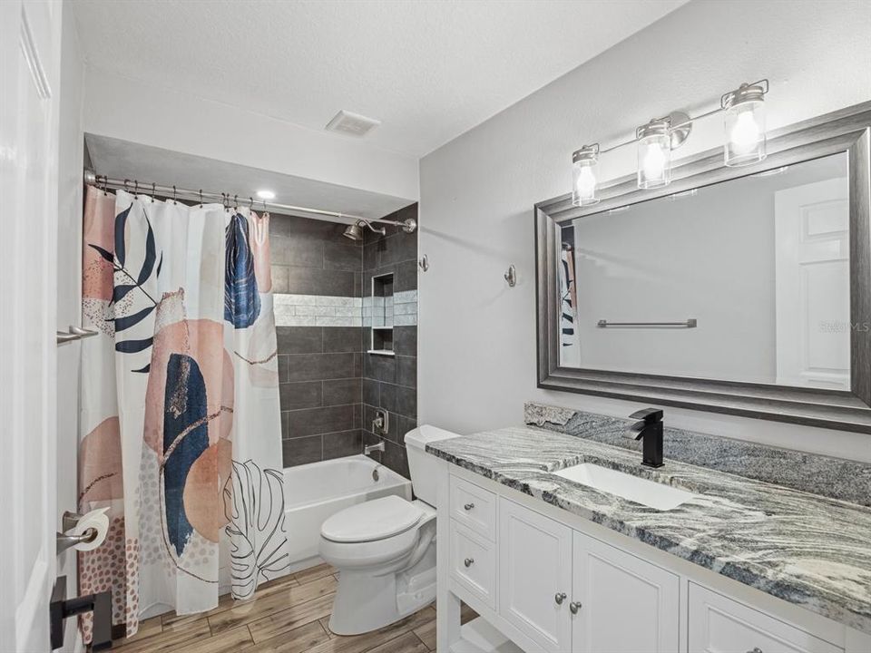 Guest bath with tub/shower combo