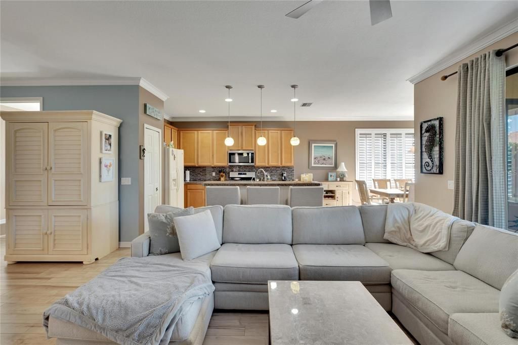 For Sale: $424,900 (2 beds, 2 baths, 1914 Square Feet)