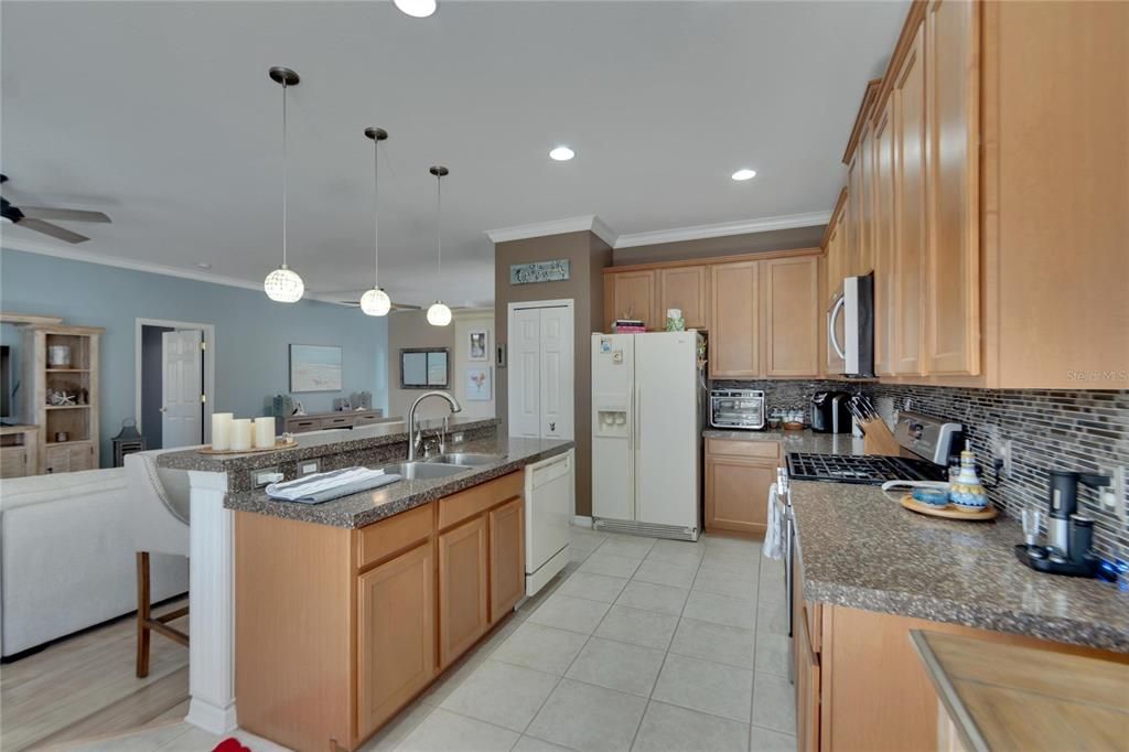 For Sale: $424,900 (2 beds, 2 baths, 1914 Square Feet)