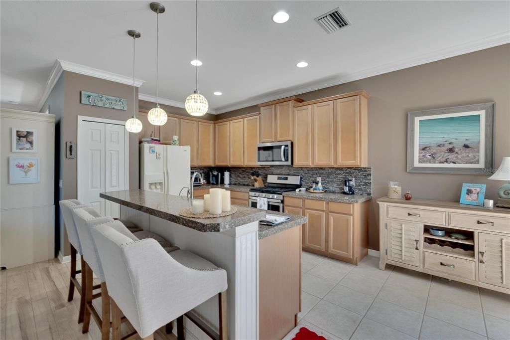 For Sale: $424,900 (2 beds, 2 baths, 1914 Square Feet)