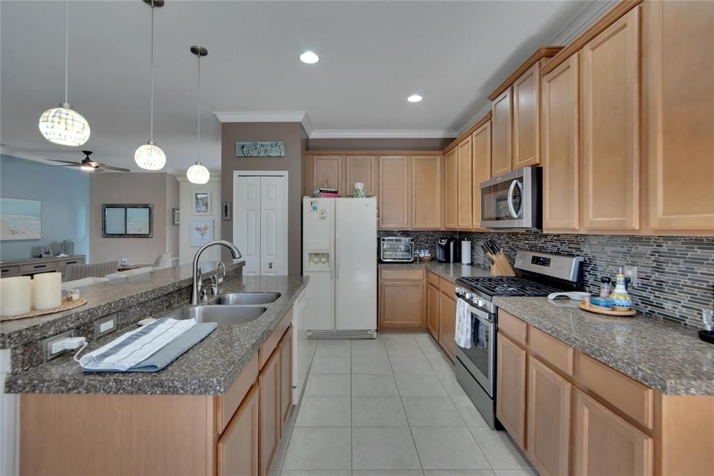 For Sale: $424,900 (2 beds, 2 baths, 1914 Square Feet)