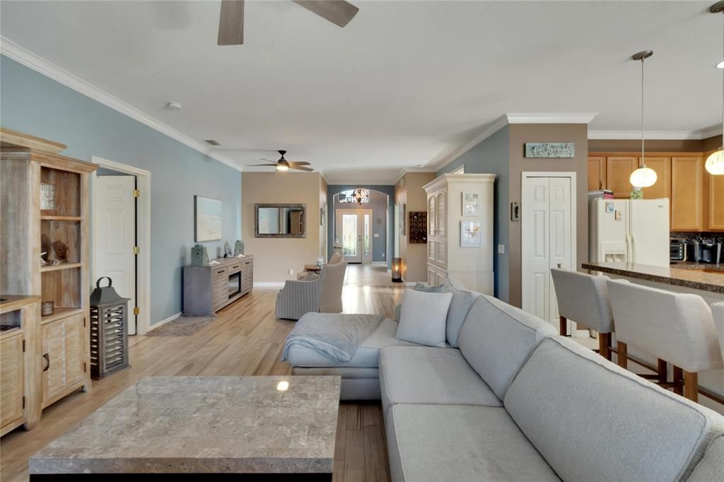 For Sale: $424,900 (2 beds, 2 baths, 1914 Square Feet)