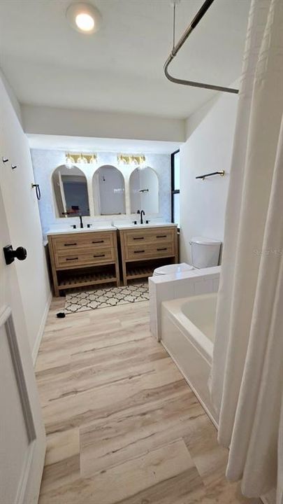 guest bath with dual sinks and a tub / shower combo