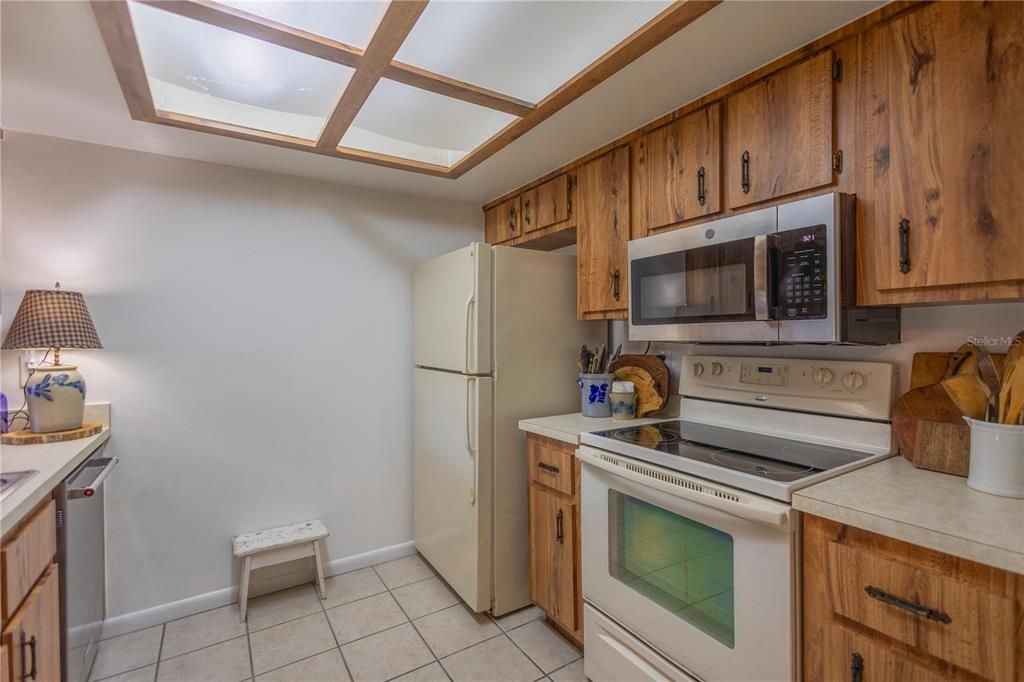 For Sale: $145,000 (2 beds, 1 baths, 940 Square Feet)