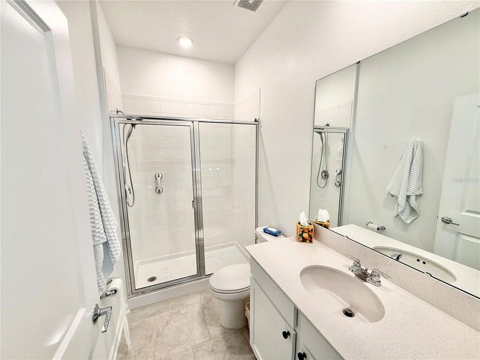 Primary bathroom apartment