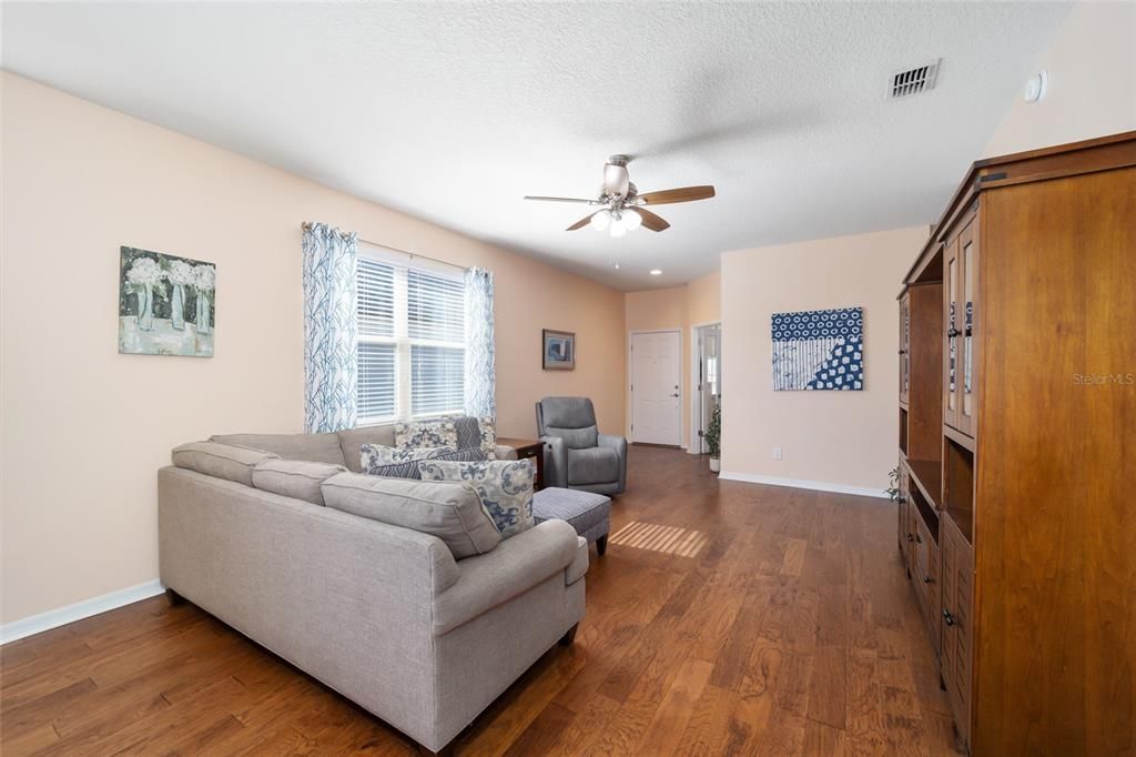 For Sale: $321,123 (2 beds, 2 baths, 1447 Square Feet)