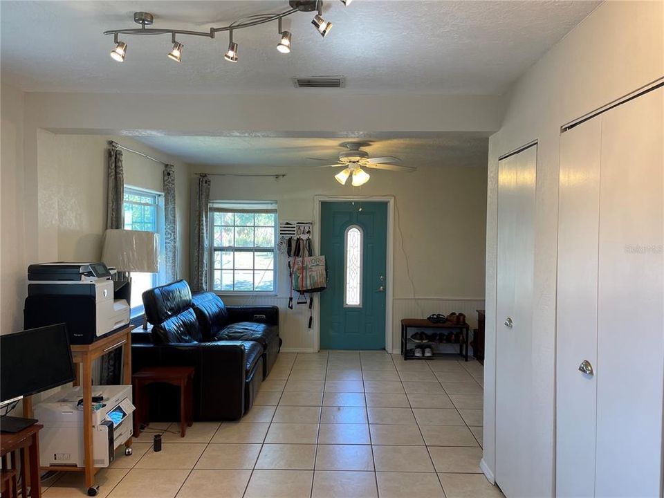 For Sale: $299,000 (2 beds, 1 baths, 743 Square Feet)