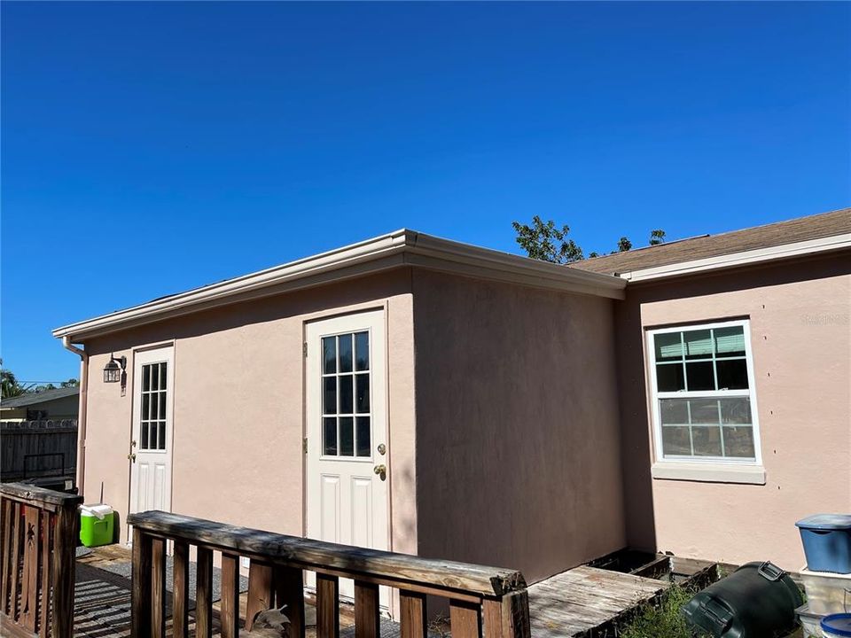 For Sale: $299,000 (2 beds, 1 baths, 743 Square Feet)